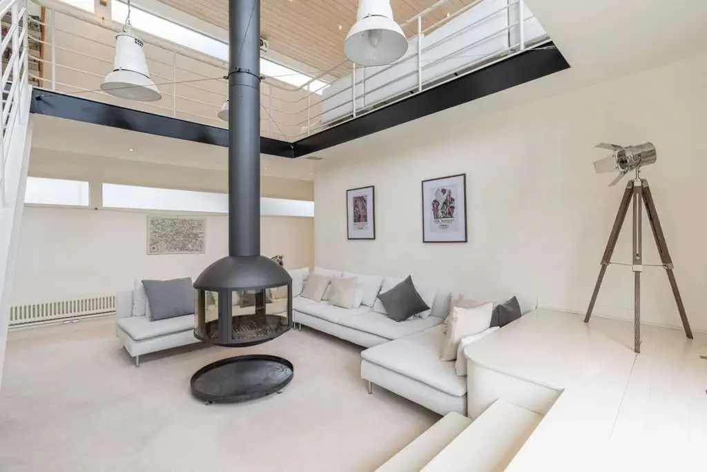 Britain's biggest houseboat in London Bridge